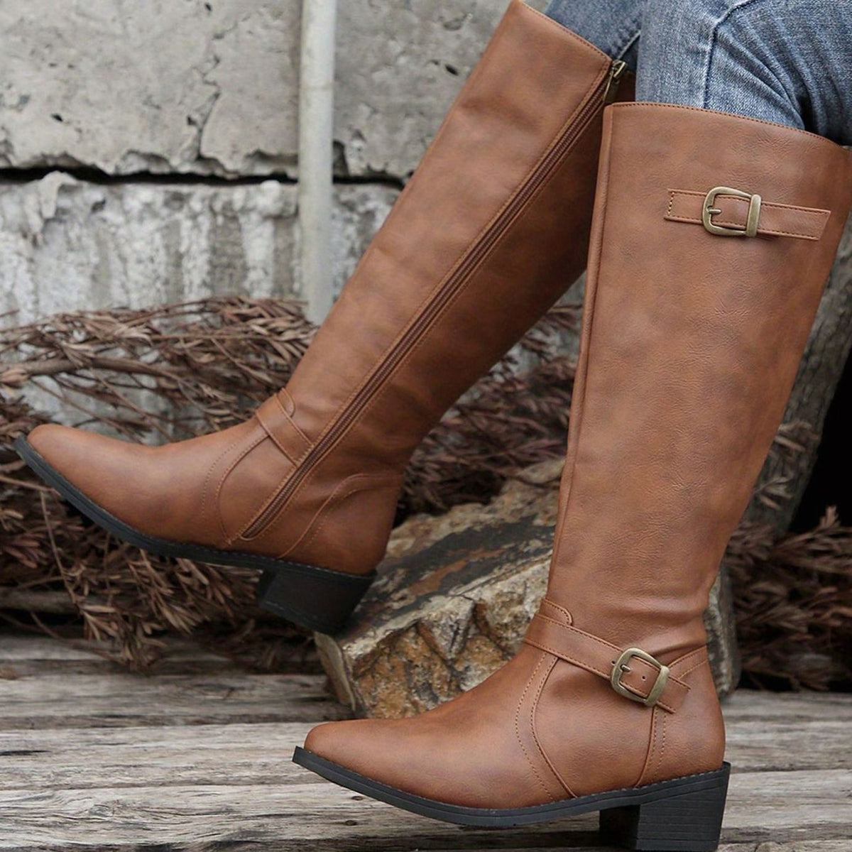 Botas altas GALENZA combinadas con falda midi para look de oficina