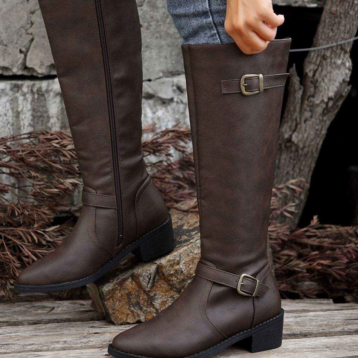 Botas GALENZA en color marrón claro sobre fondo neutro