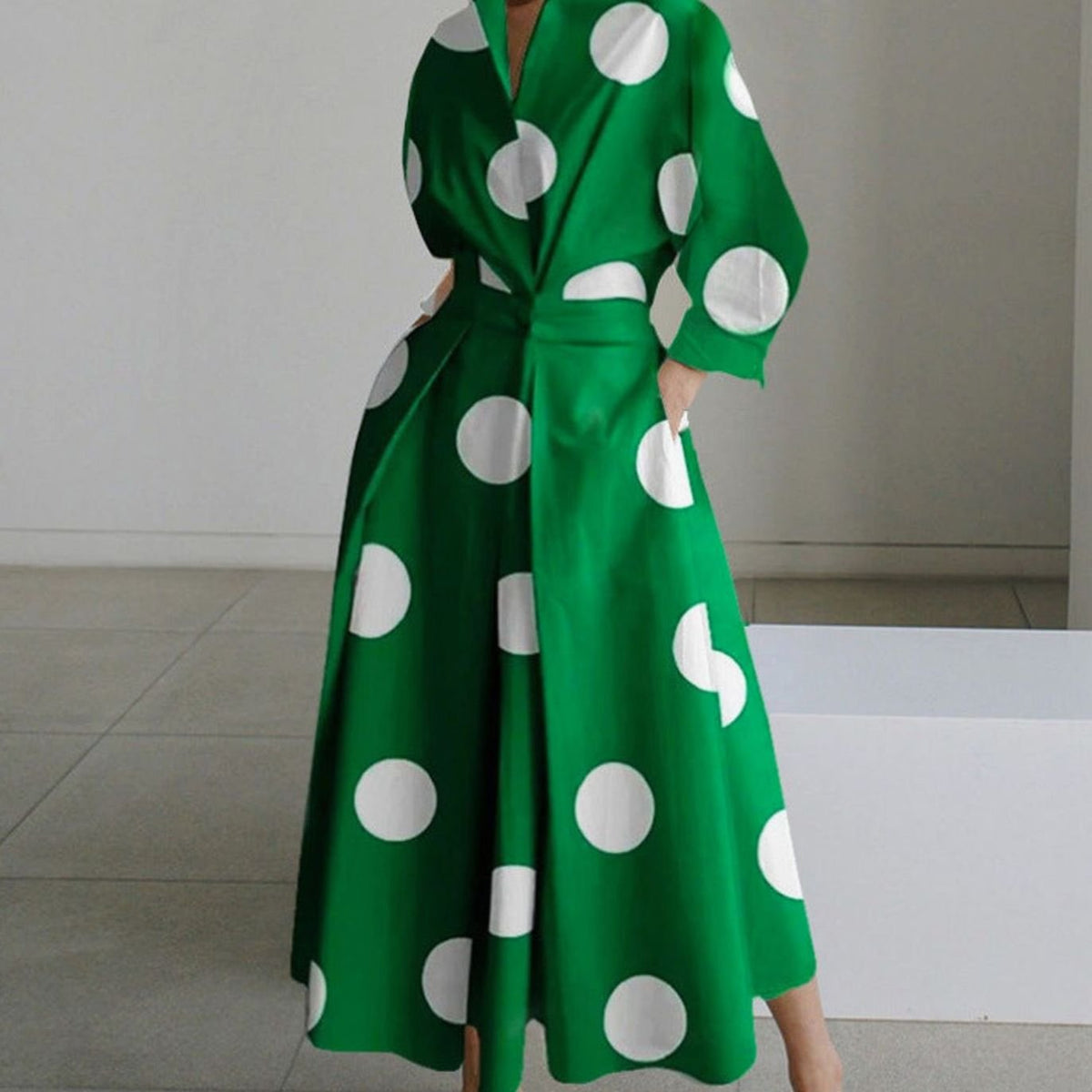 Detalle del tejido y estampado del vestido camisero maxi