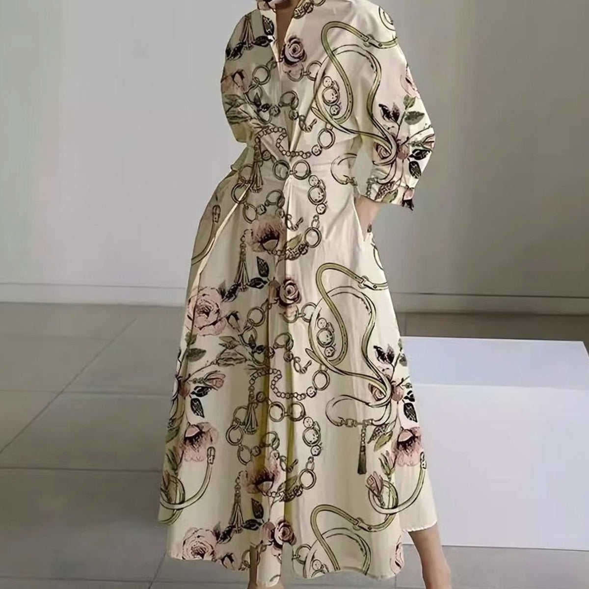 Vista completa del vestido maxi con cuello y manga larga
