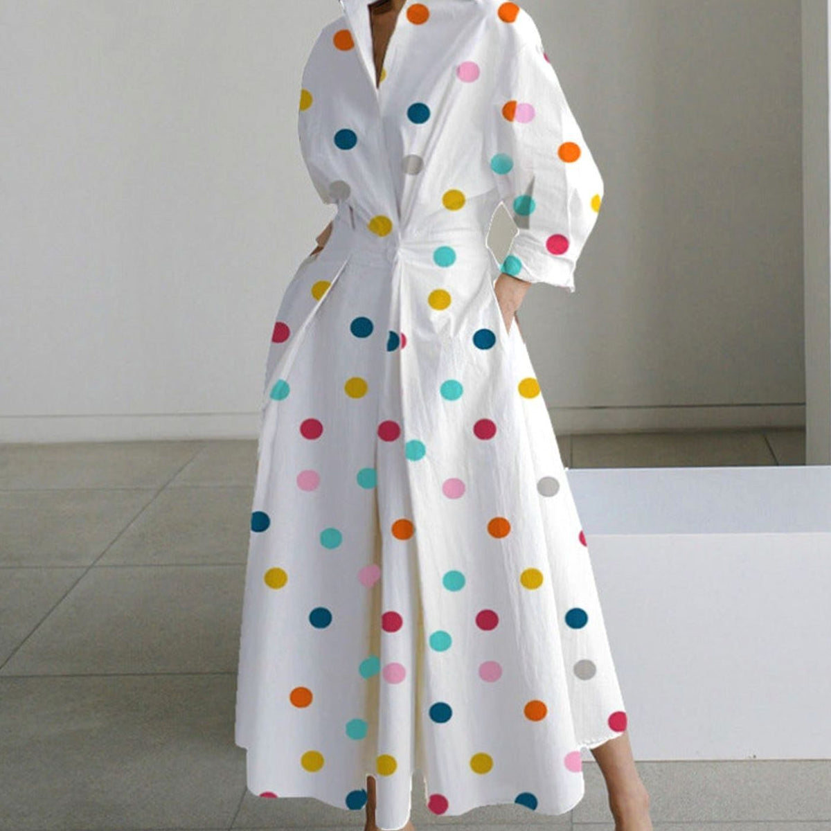 Vista lateral del vestido maxi con diseño cruzado en la cintura