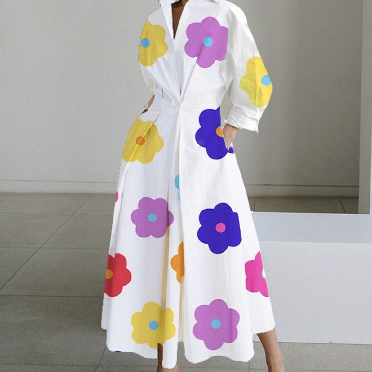 Detalle de la manga larga del vestido cruzado estampado