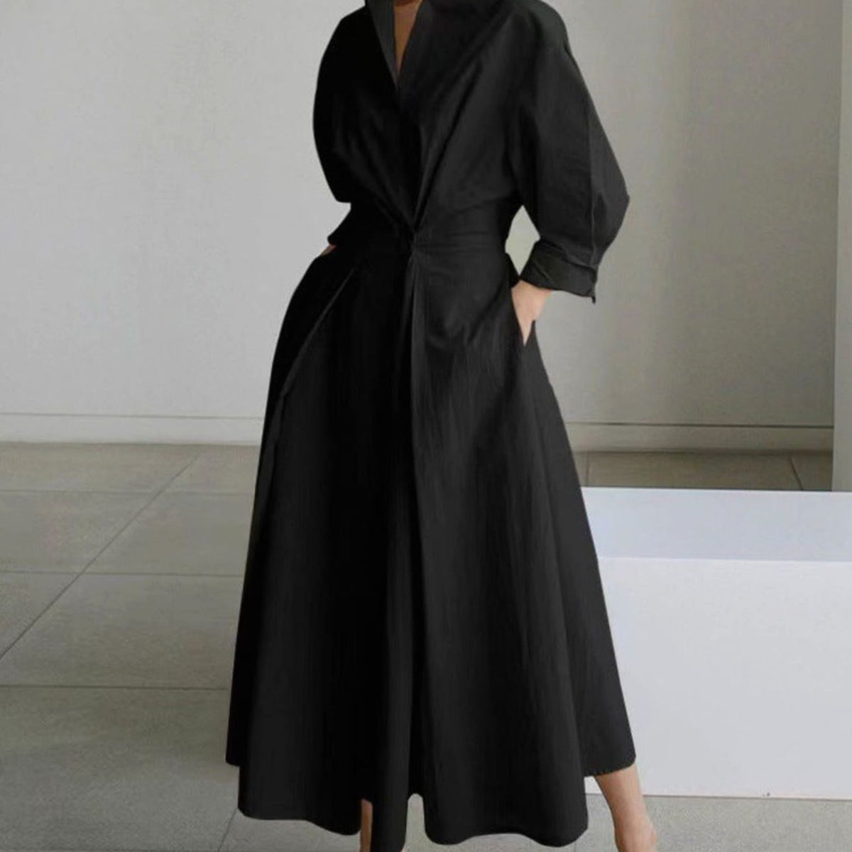 Vista trasera del vestido maxi con cuello camisero