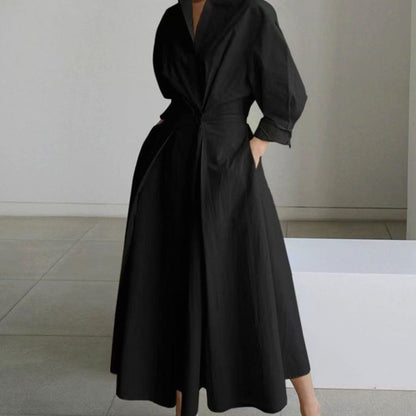 Vista trasera del vestido maxi con cuello camisero