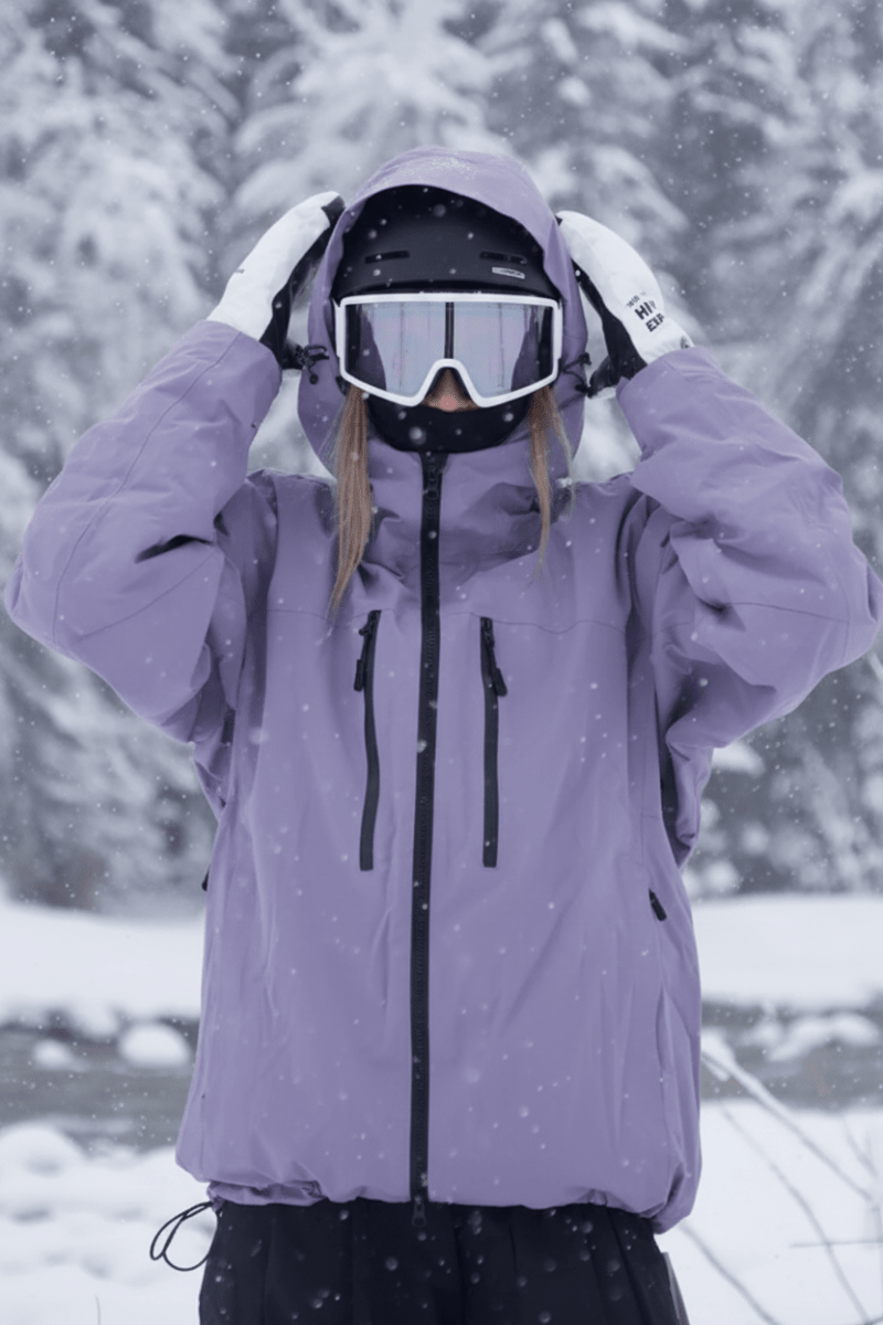 Persona usando la chaqueta de esquí resistente al viento y la nieve