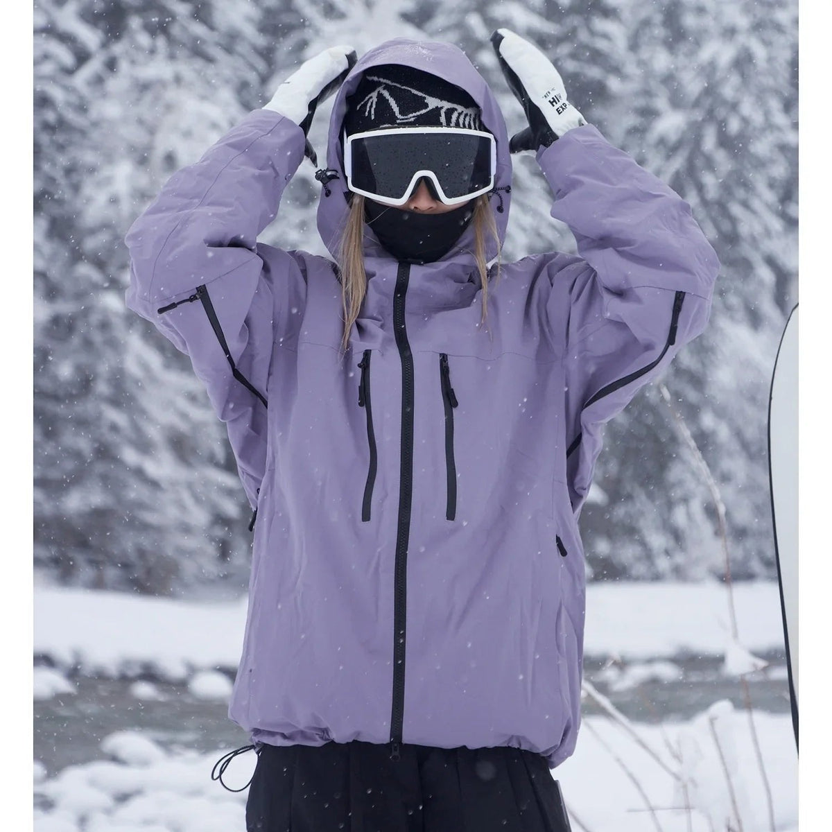 Detalle de la capucha ajustable de la chaqueta de invierno GLAZIQ