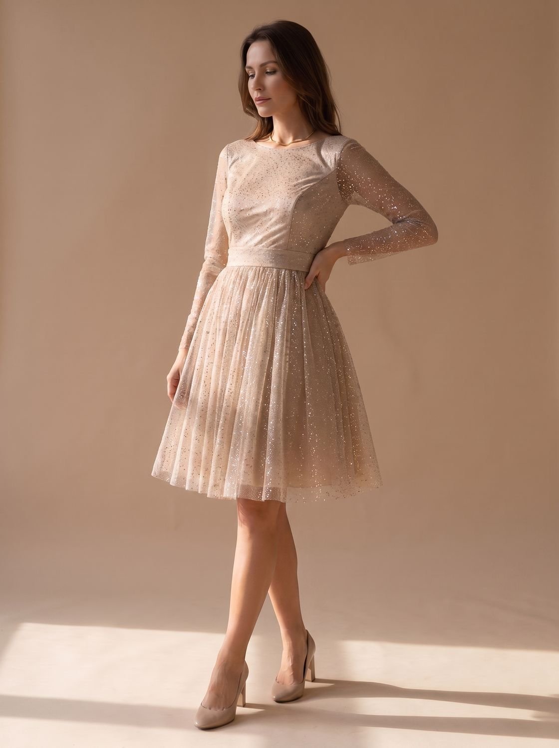 Vestido de fiesta evasé con tul brillante visto de frente