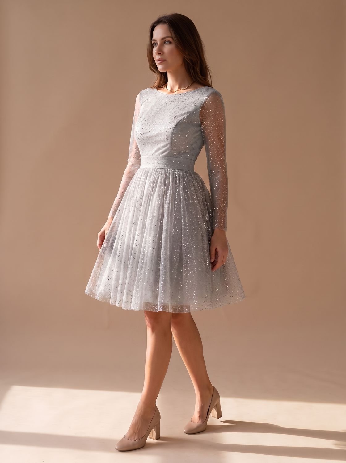 Vestido de fiesta con tul glitter visto de perfil mostrando el vuelo de la falda