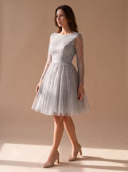 Vestido de fiesta con tul glitter visto de perfil mostrando el vuelo de la falda