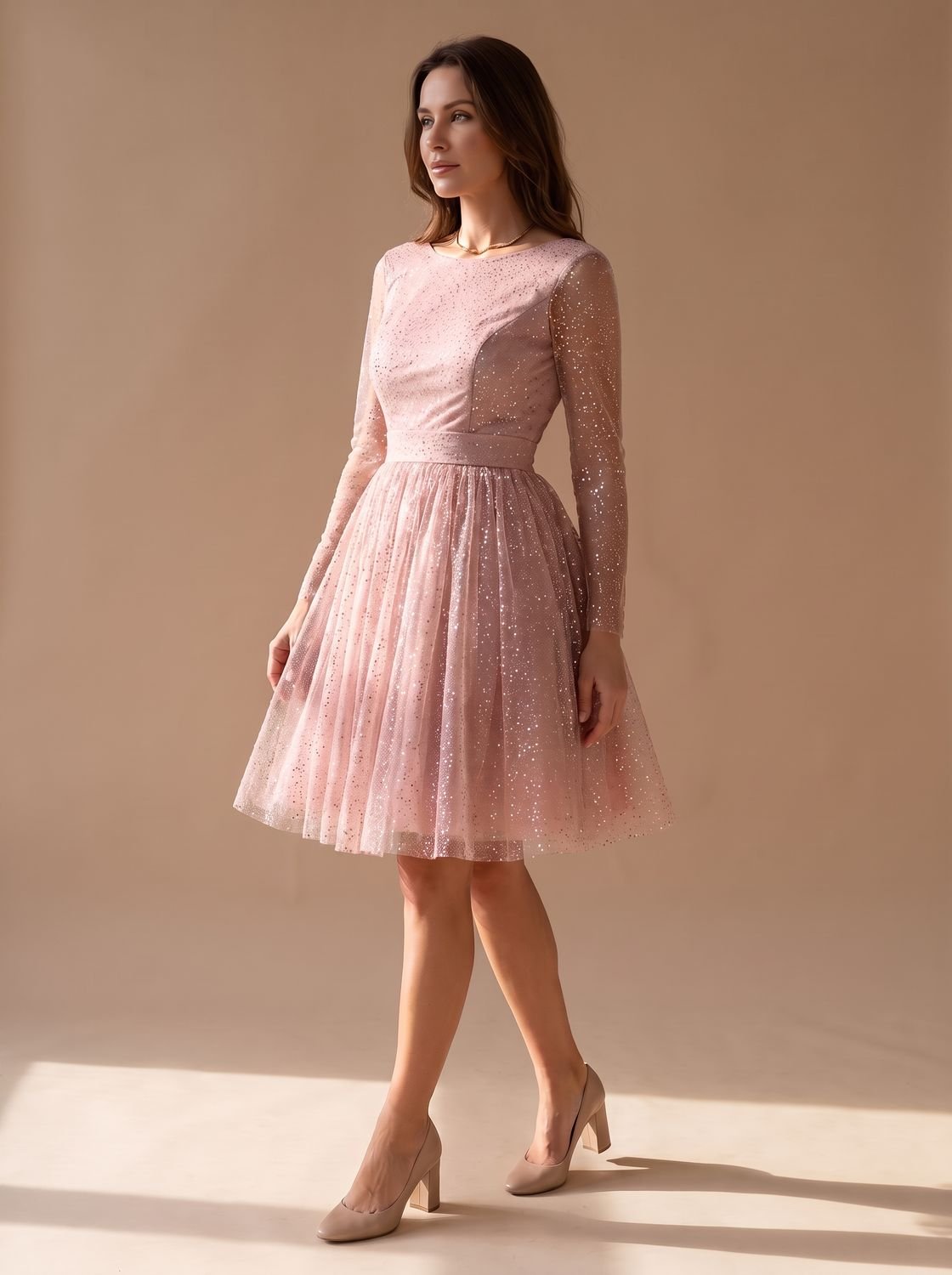 Espalda del vestido de fiesta de tul con purpurina y manga larga