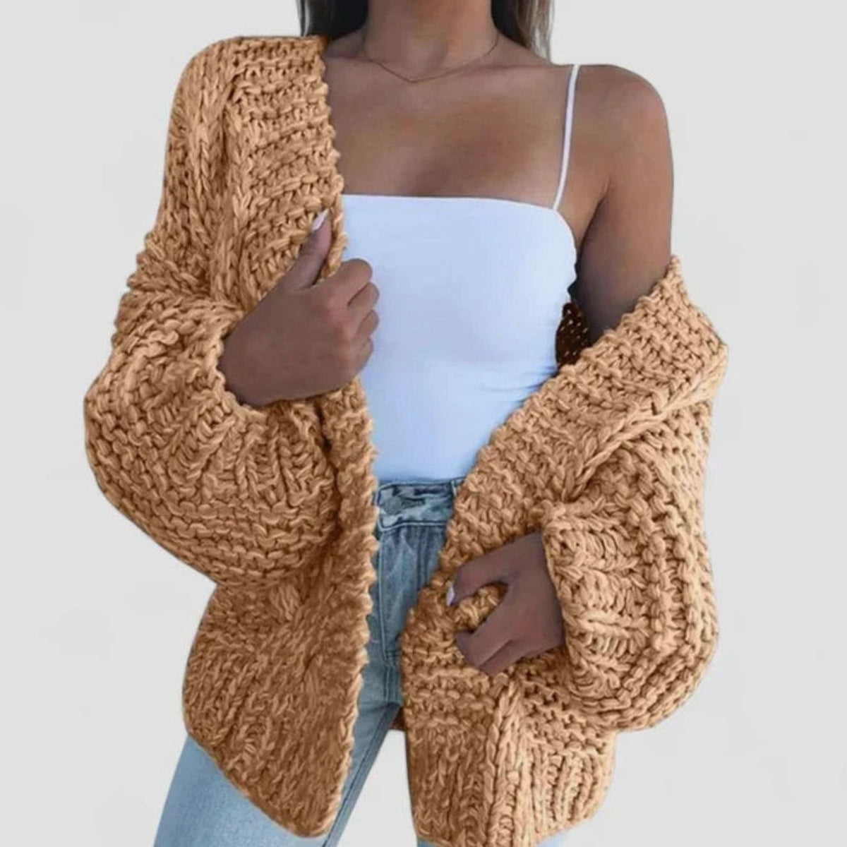 Mujer luciendo el cárdigan oversize GRACE combinado con vaqueros