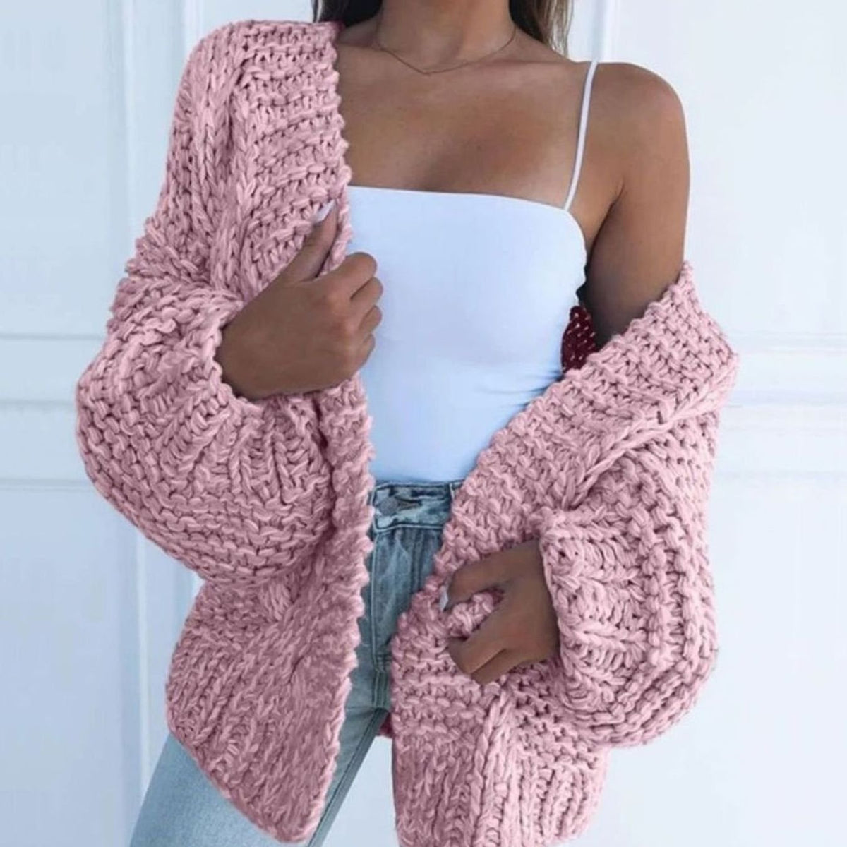Cárdigan GRACE en tono neutro combinado con leggings y botines