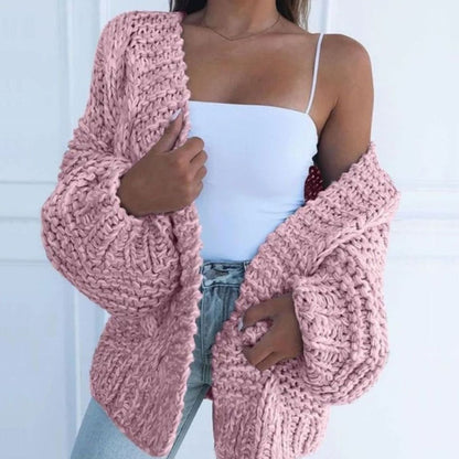 Cárdigan GRACE en tono neutro combinado con leggings y botines