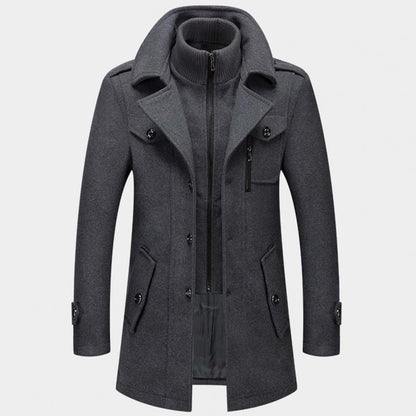 Hombre con abrigo largo de invierno GRENDAL color negro, estilo elegante