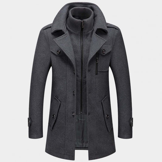 Hombre con abrigo largo de invierno GRENDAL color negro, estilo elegante