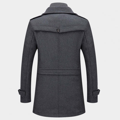 Detalle del forro térmico acolchado del abrigo largo GRENDAL para hombre