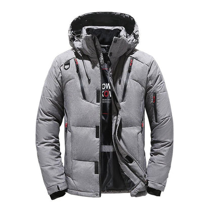 Hombre con chaqueta GRIMVEN combinada con jersey y vaqueros en look urbano