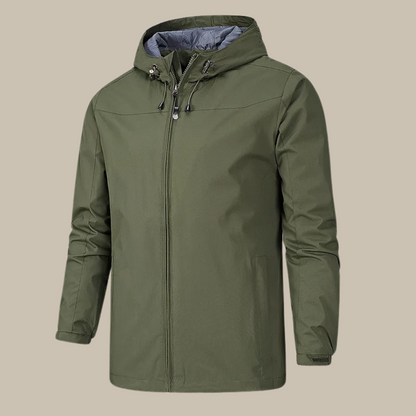 Hombre luciendo el abrigo de invierno GRIMWALD en look casual