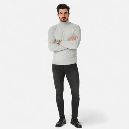 Detalle del cuello alto del jersey de lana HALDOR para hombre
