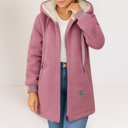Chaqueta HALVESSA con capucha vista de espaldas mostrando el corte relajado