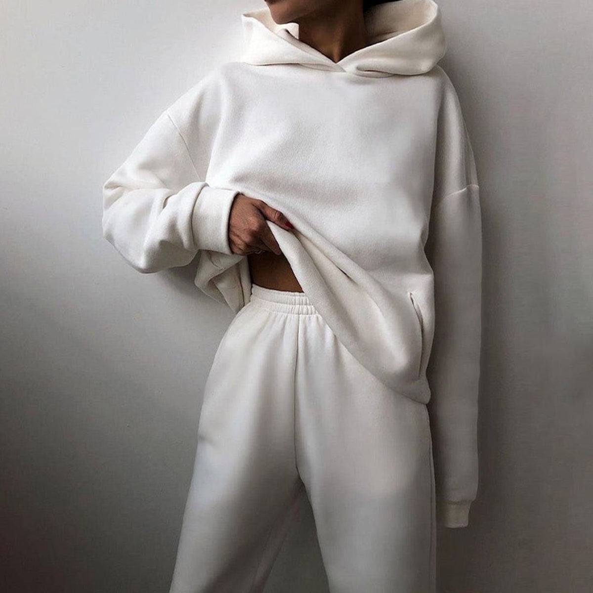 Mujer con conjunto HALVIRA de sudadera oversize y jogger de talle alto en look casual