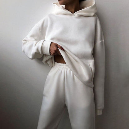 Mujer con conjunto HALVIRA de sudadera oversize y jogger de talle alto en look casual