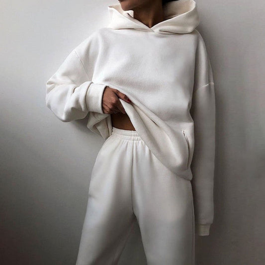 Mujer con conjunto HALVIRA de sudadera oversize y jogger de talle alto en look casual