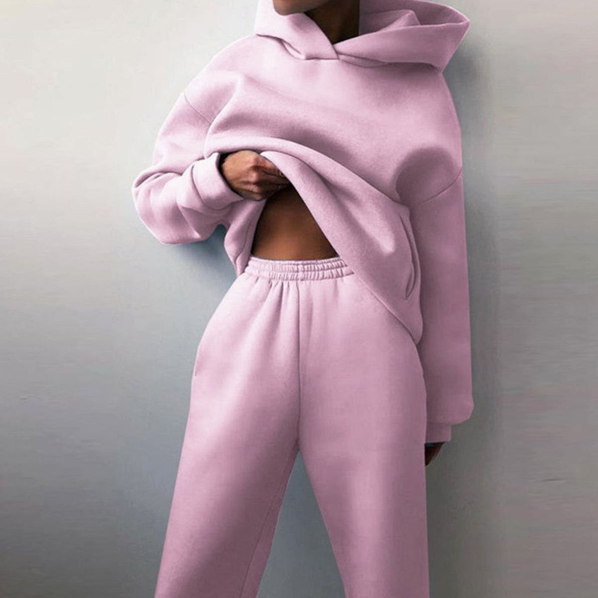 Detalle de la sudadera cropped del conjunto HALVIRA con ajuste holgado
