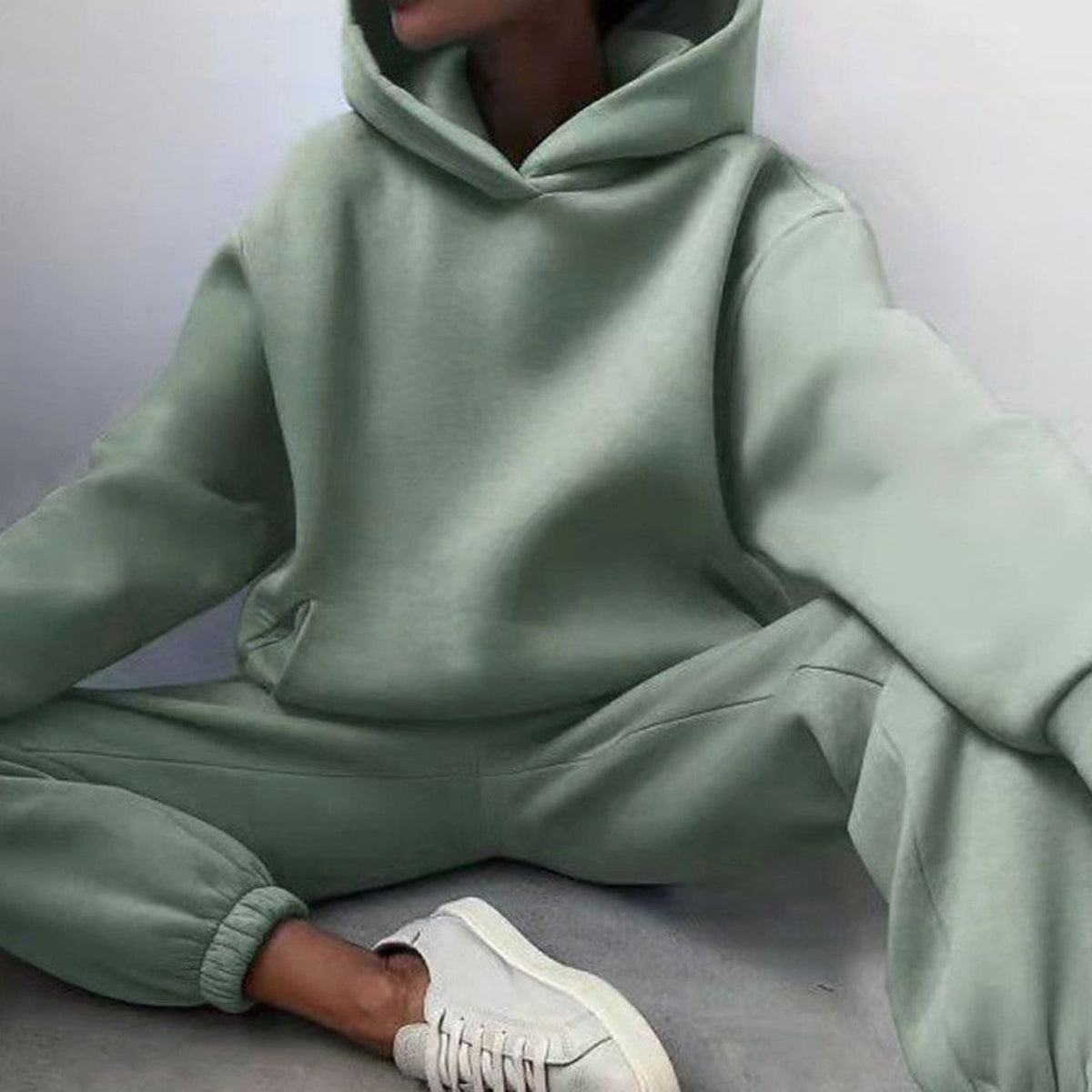 Vista frontal del conjunto de sudadera y jogger HALVIRA para mujer