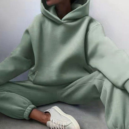 Vista frontal del conjunto de sudadera y jogger HALVIRA para mujer