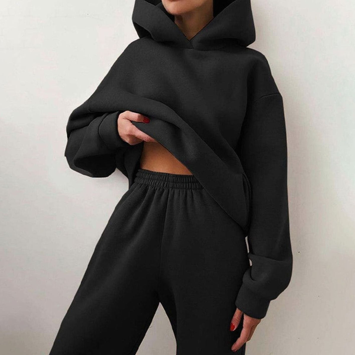 Conjunto HALVIRA combinado con zapatillas para un look urbano diario