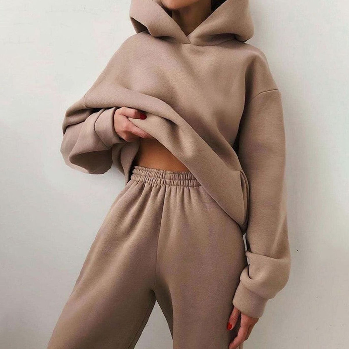 Vista trasera del conjunto de sudadera y jogger oversize HALVIRA
