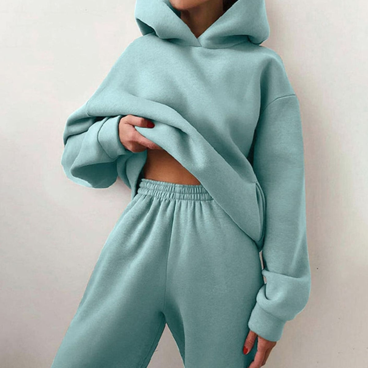 Mujer luciendo el conjunto HALVIRA en ambiente relajado de estilo streetwear