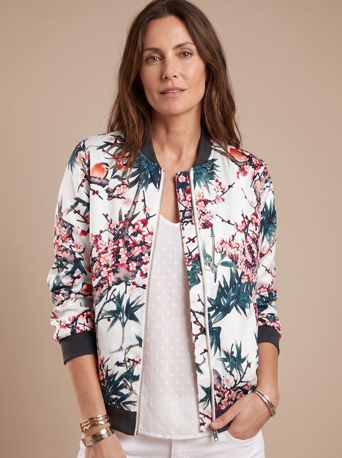 Detalle del estampado floral en la cazadora bomber de mujer