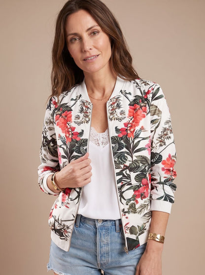 Vista frontal de la cazadora bomber con cierre de cremallera y estampado floral