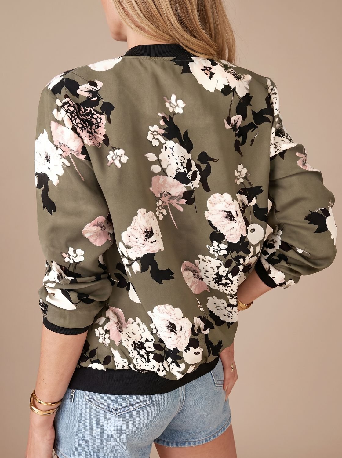 Detalle de la cremallera frontal en la cazadora bomber floral de mujer