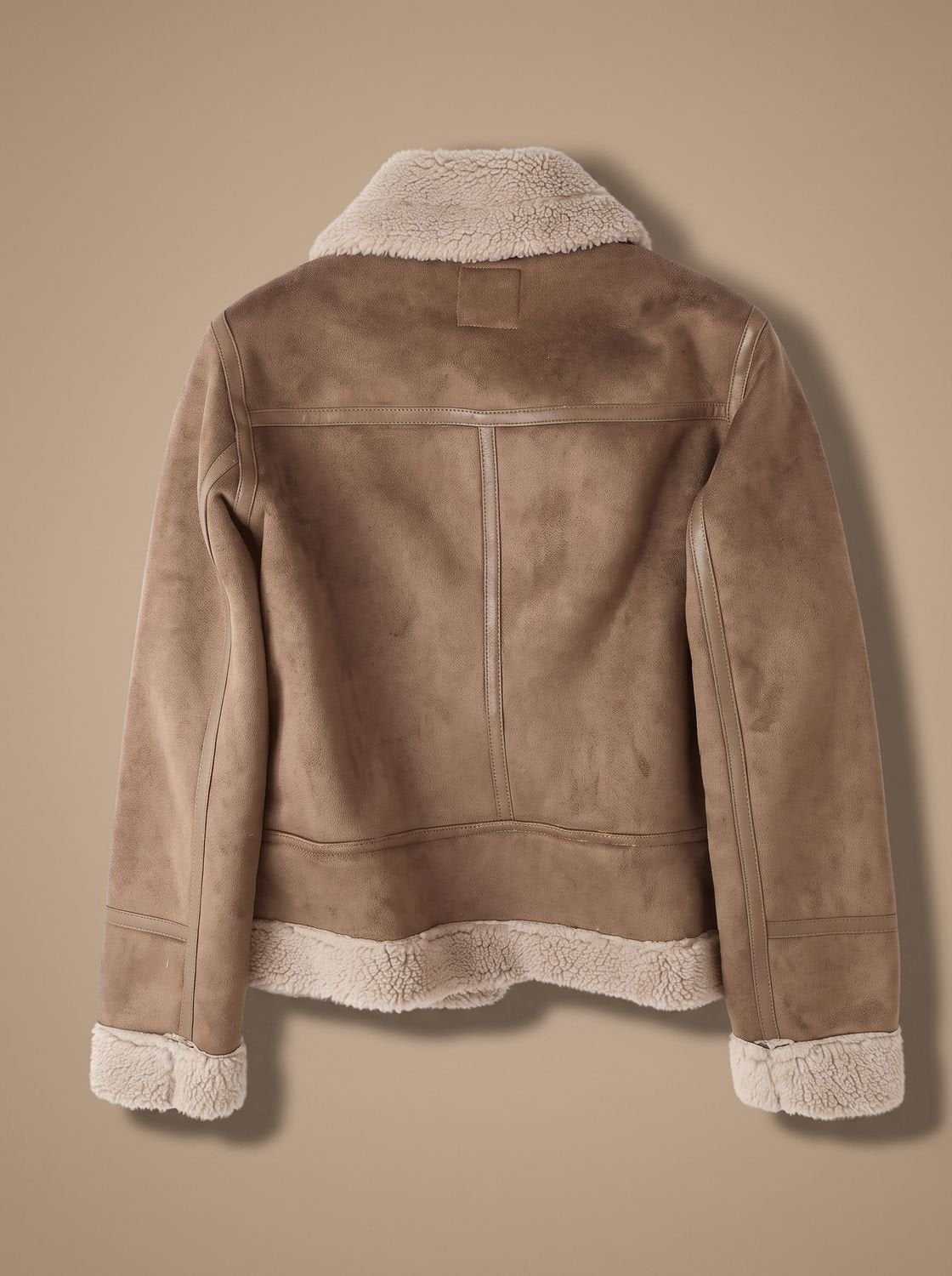 Chaqueta aviador con cinturón ajustable ciñendo la cintura