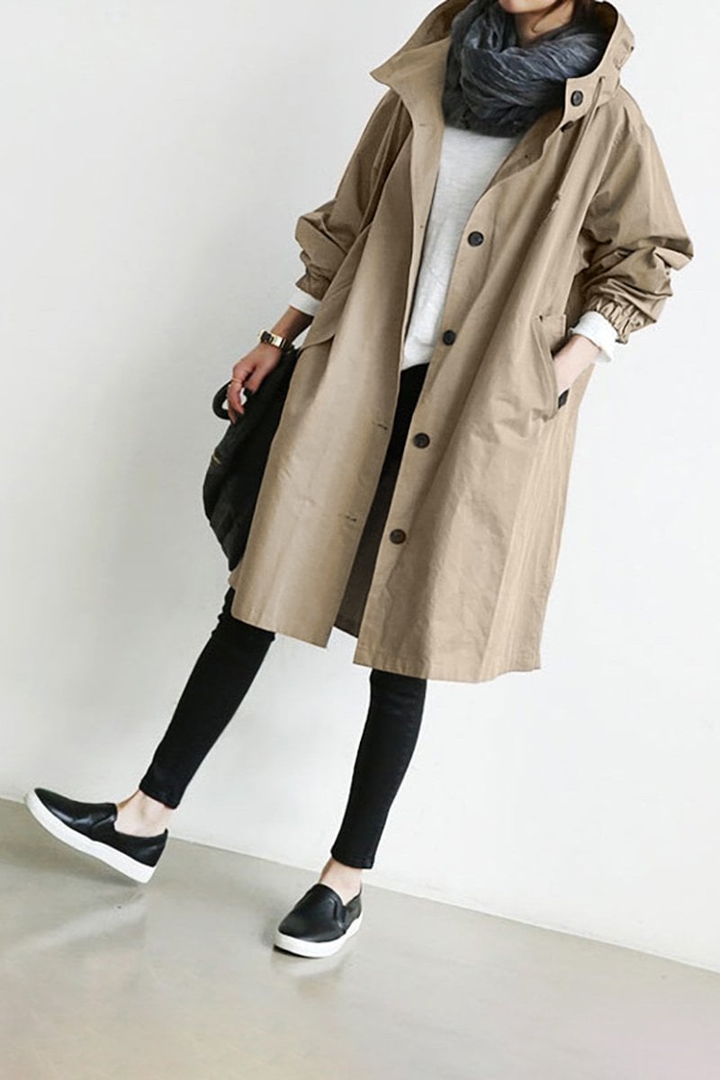 Gabardina impermeable IMPERVIA combinada con look casual