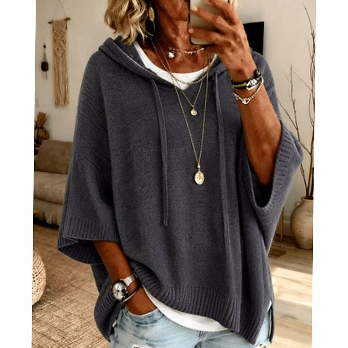 Aberturas laterales de la sudadera IONNA para un look desenfadado