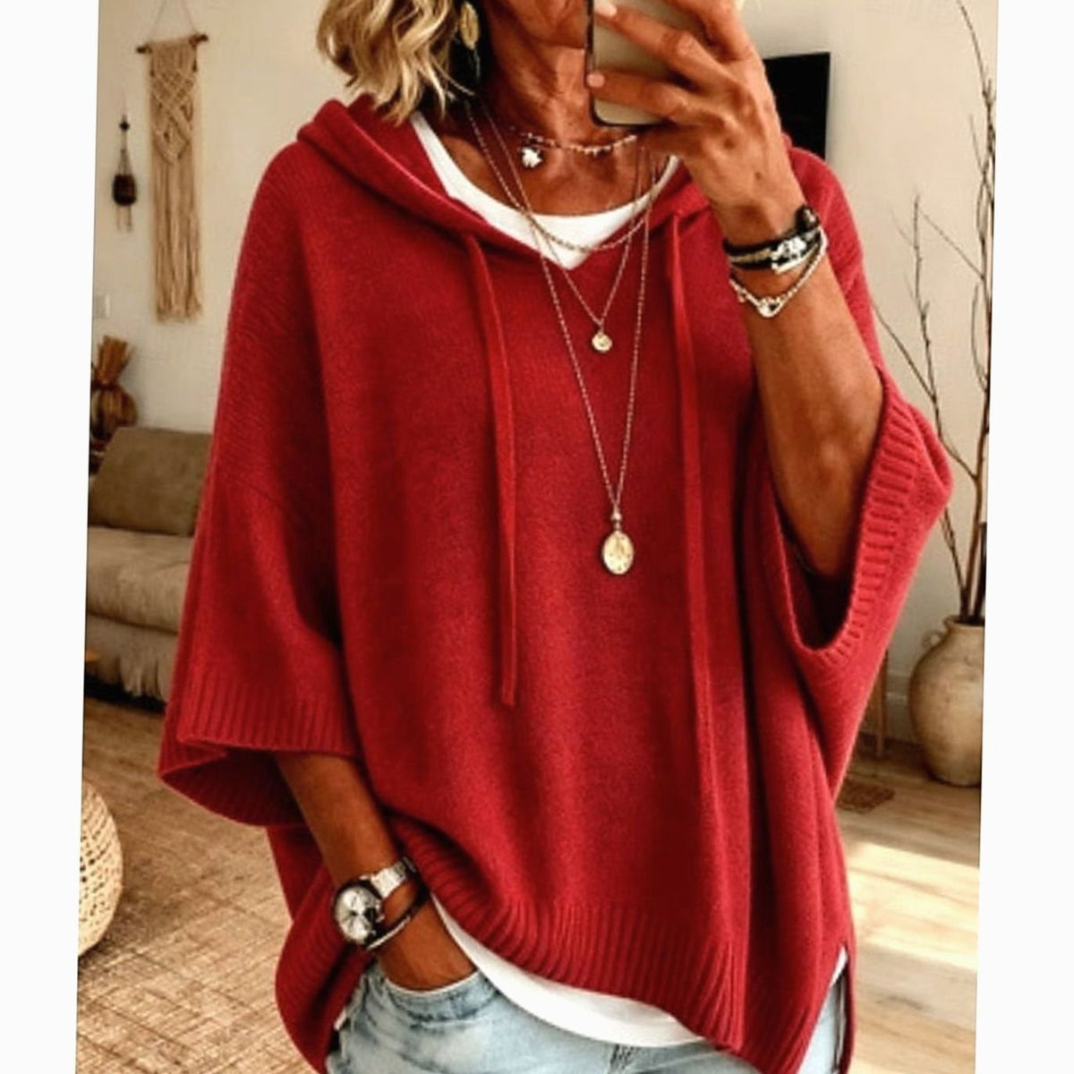 Mujer luciendo la sudadera IONNA combinada con vaqueros