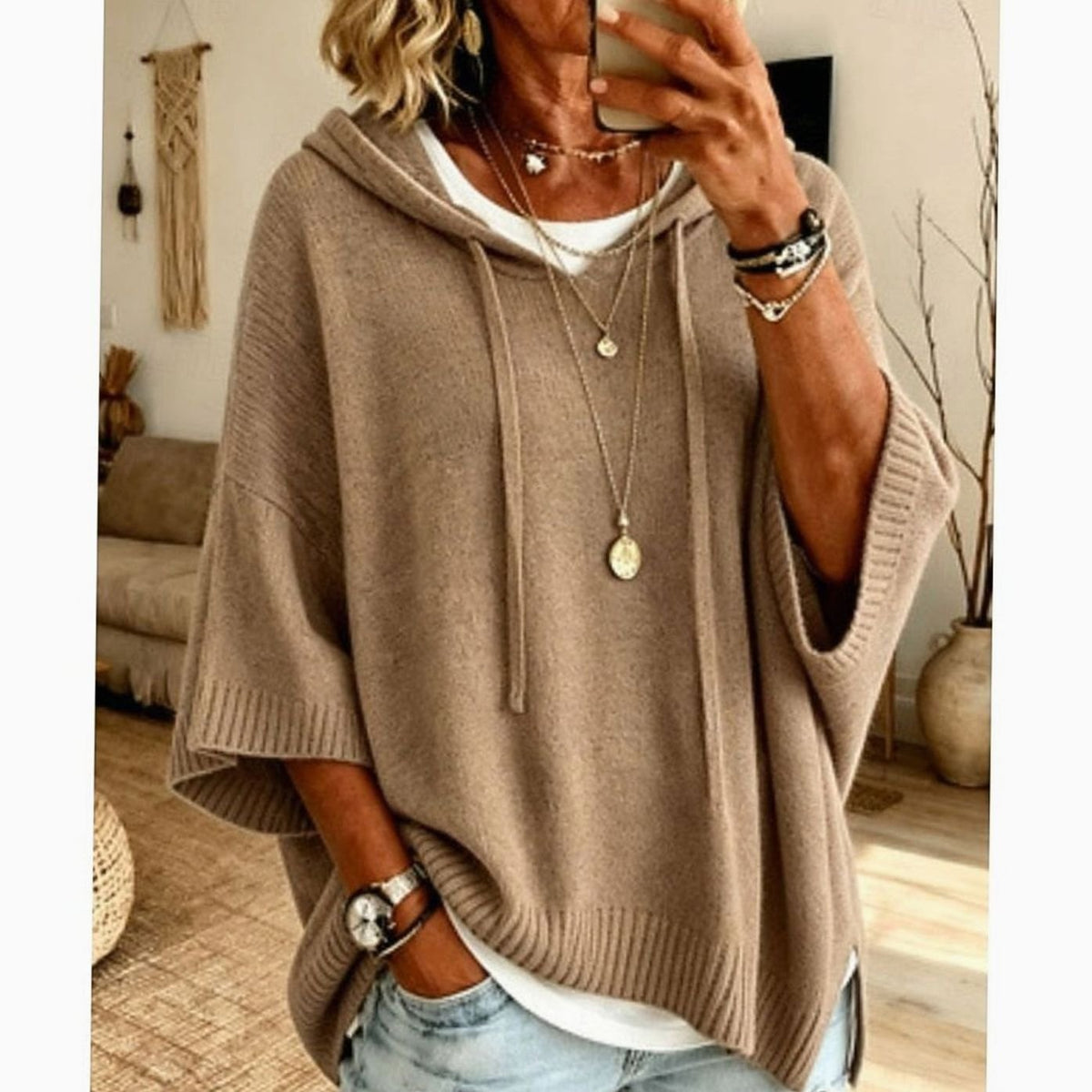 Sudadera IONNA en look casual de fin de semana