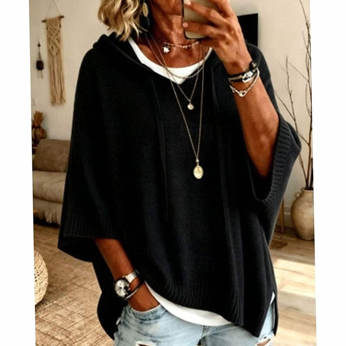 Sudadera IONNA combinada con leggings para estar en casa