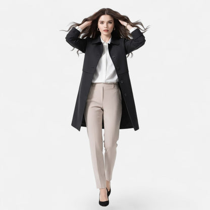 Mujer luciendo abrigo midi elegante combinado con look casual