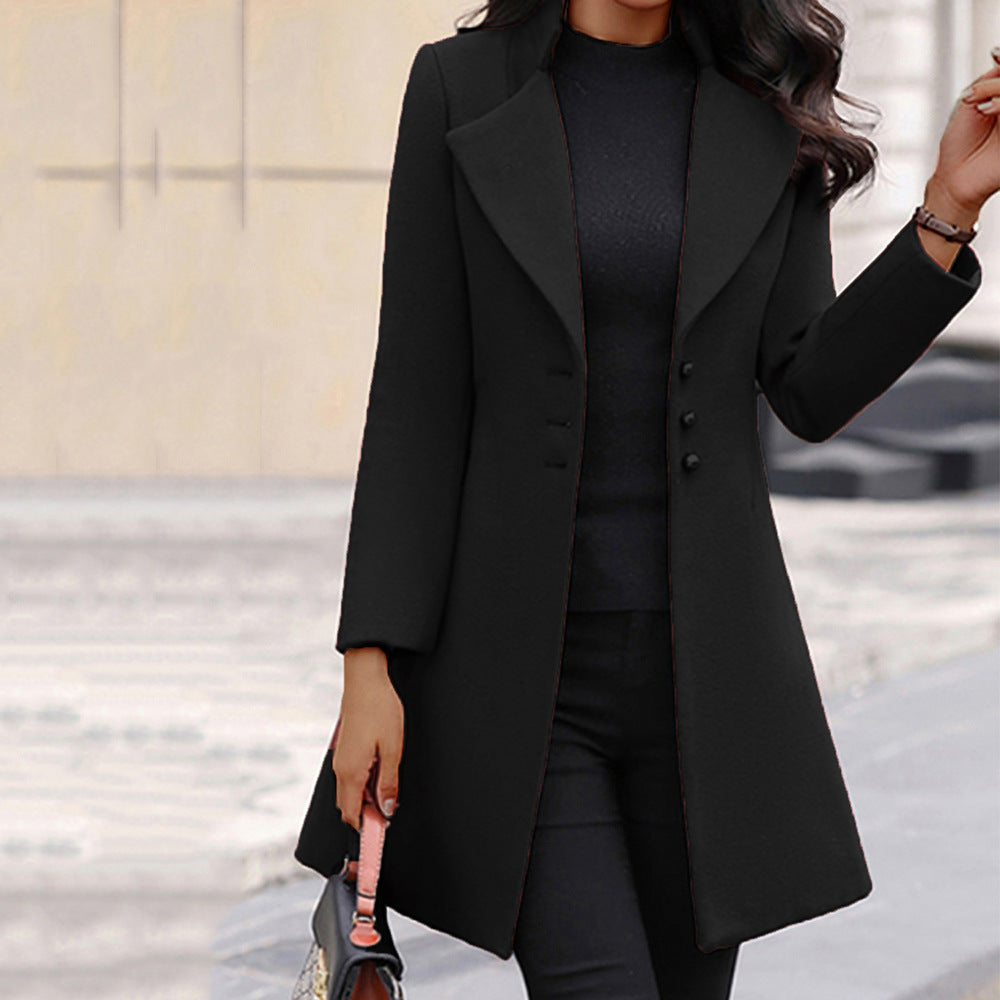Mujer luciendo abrigo de invierno entallado en color negro