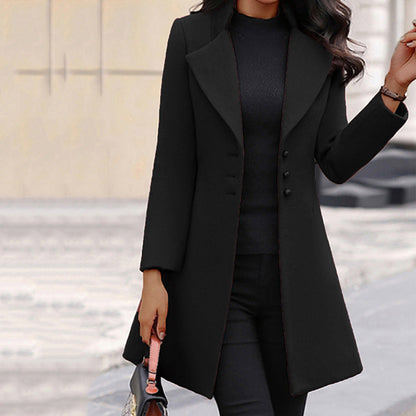 Mujer luciendo abrigo de invierno entallado en color negro