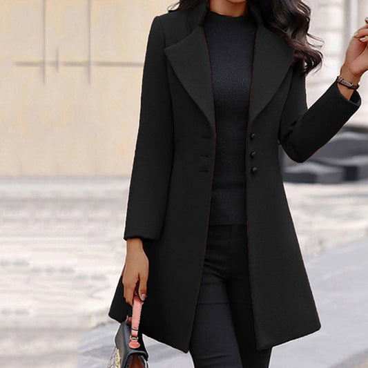 Mujer luciendo abrigo de invierno entallado en color negro