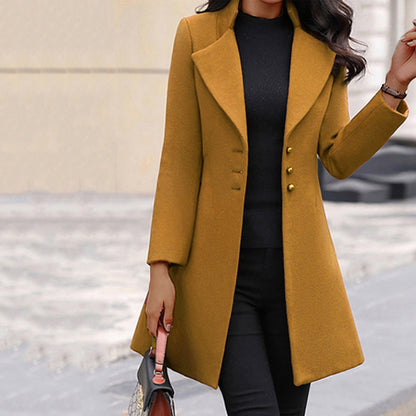 Abrigo clásico de invierno para mujer combinado con look casual