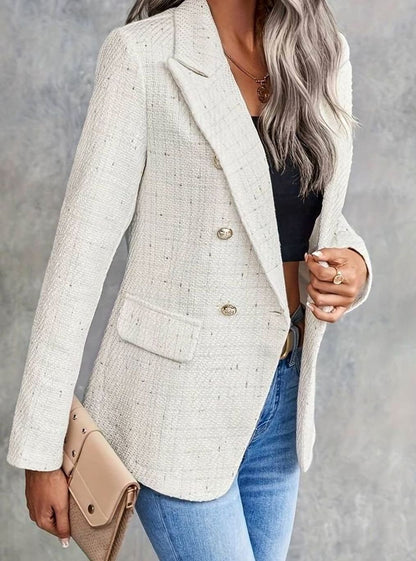 Mujer con blazer cruzada de tweed beige de manga larga y botones dorados