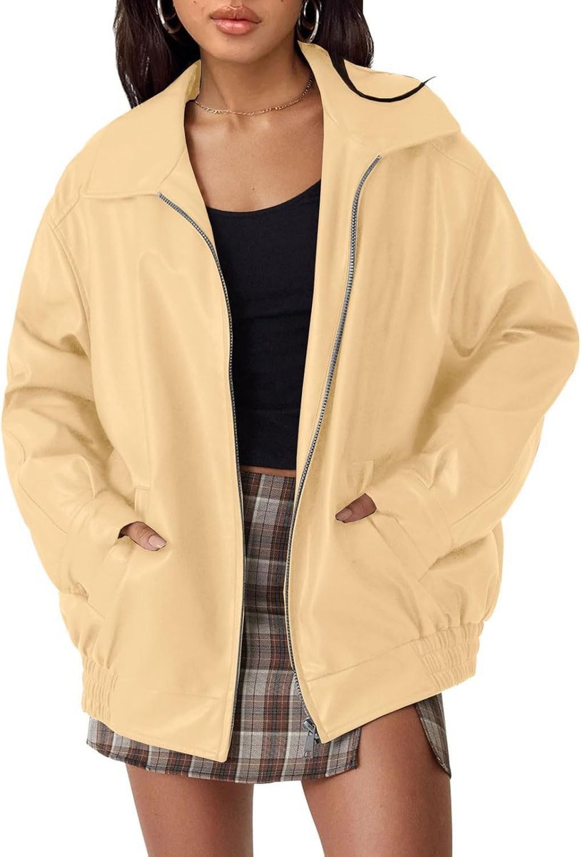 Vista frontal de la chaqueta bomber con cremallera completa