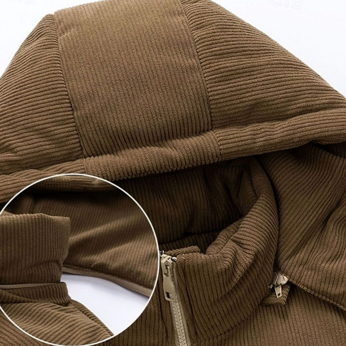 Detalle de la capucha estructurada con pana bicolor de la chaqueta acolchada
